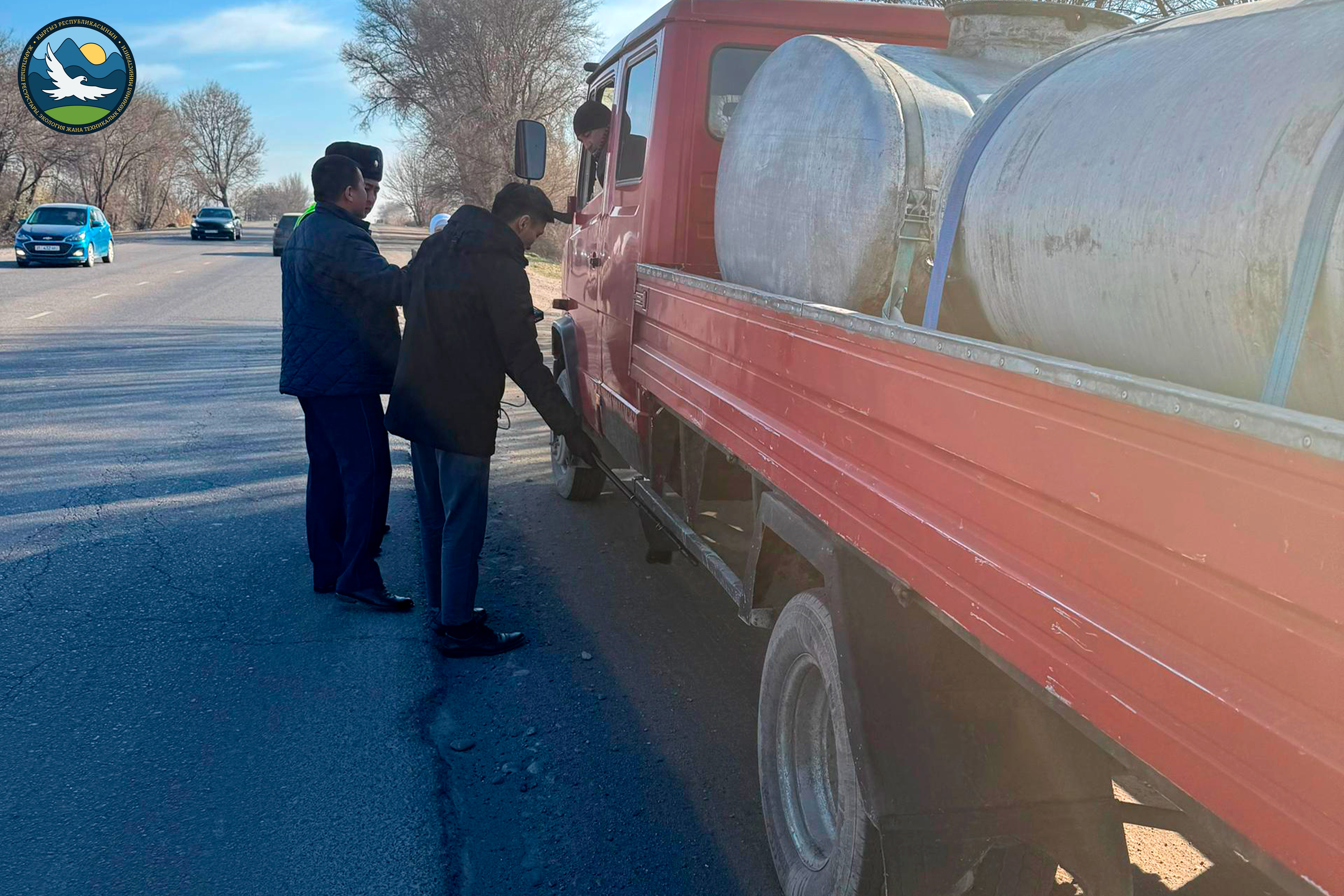 Борьба со смогом: в Бишкеке инспекторы проверяет авто на уровень вредных веществ в выхлопных газах