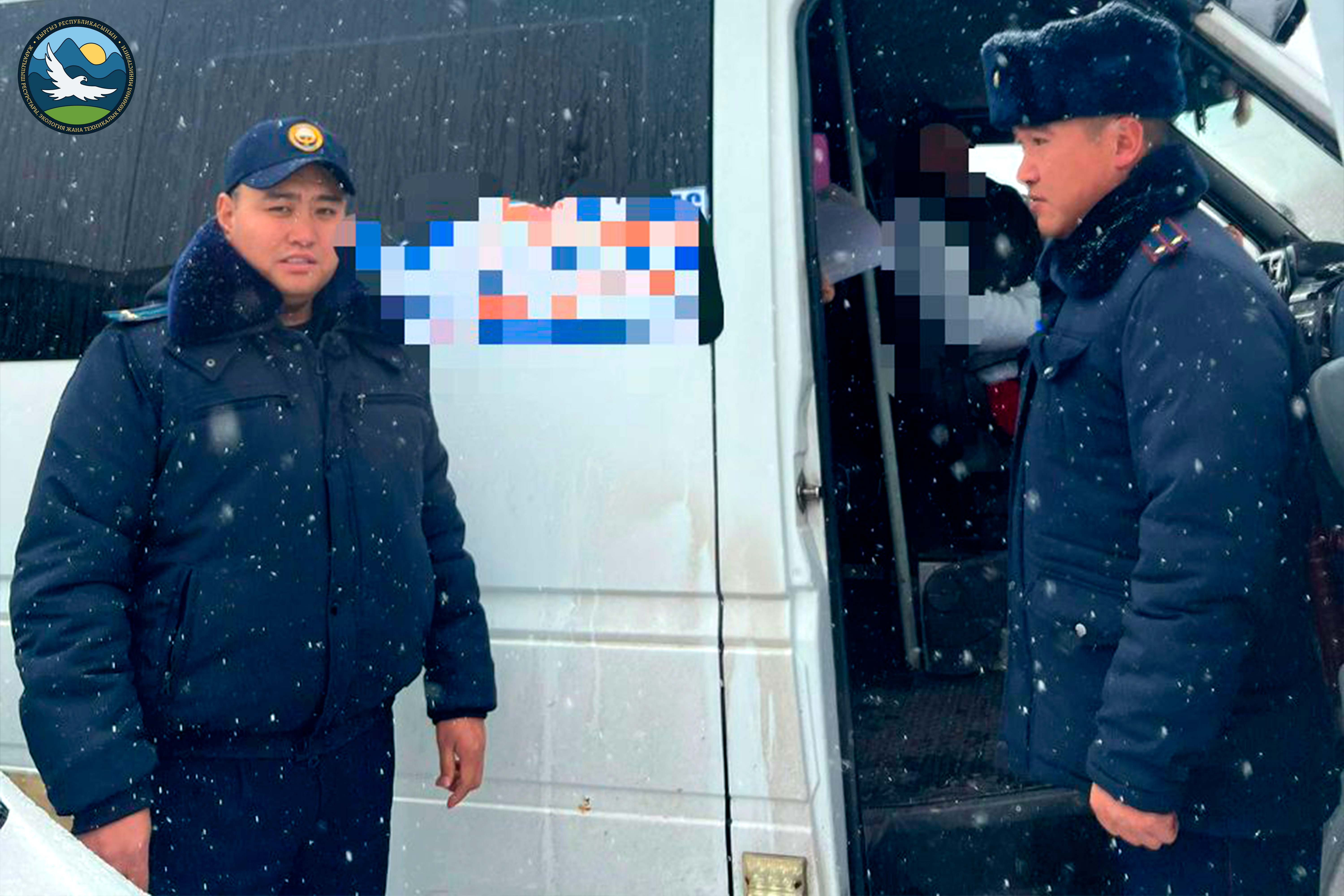 Экологдор Бишкек шаарынын кайгуул-күзөт кызматы менен биргеликте унааны аныктап, айдоочуга булгоочу заттарды чыгаруунун жол берилген ченемдеринен ашкандыгы үчүн айып пул салышты.