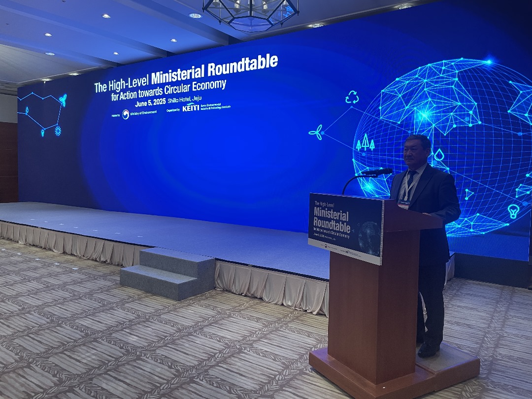 Кыргызстан 2025-жылдын 4–5-июнь күндөрү Түштүк Кореяда өткөн Экологиялык туруктуулукка багытталган “Жашыл өнүгүүгө өтүү” демилгеси (Green Transition Initiative, GTI) боюнча Генералдык ассамблеяга жана Министрлер форумуна катышты. Бул иш-чаралар БУУнун Дүйнөлүк айлана-чөйрөнү коргоо күнүнө арналды жана дүйнөнүн ар кайсы өлкөлөрүнөн келген жогорку даражадагы өкүлдөрдү, эл аралык уюмдардын жана жеке сектордун өкүлдөрүн чогултту.