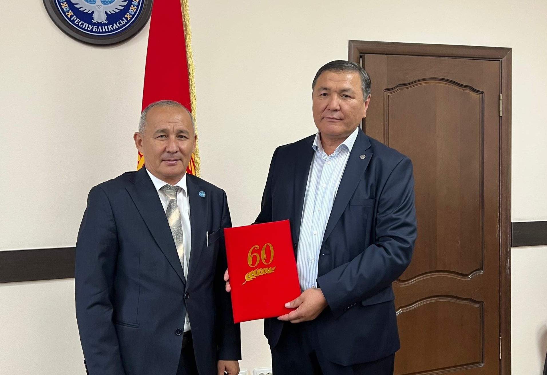 Министр М. Машиев “Борбордук лаборатория” мамлекеттик ишканасынын директору Мурзабеков Кантемир Зулумовичтин 60 жаш кутман курагы менен куттуктады.