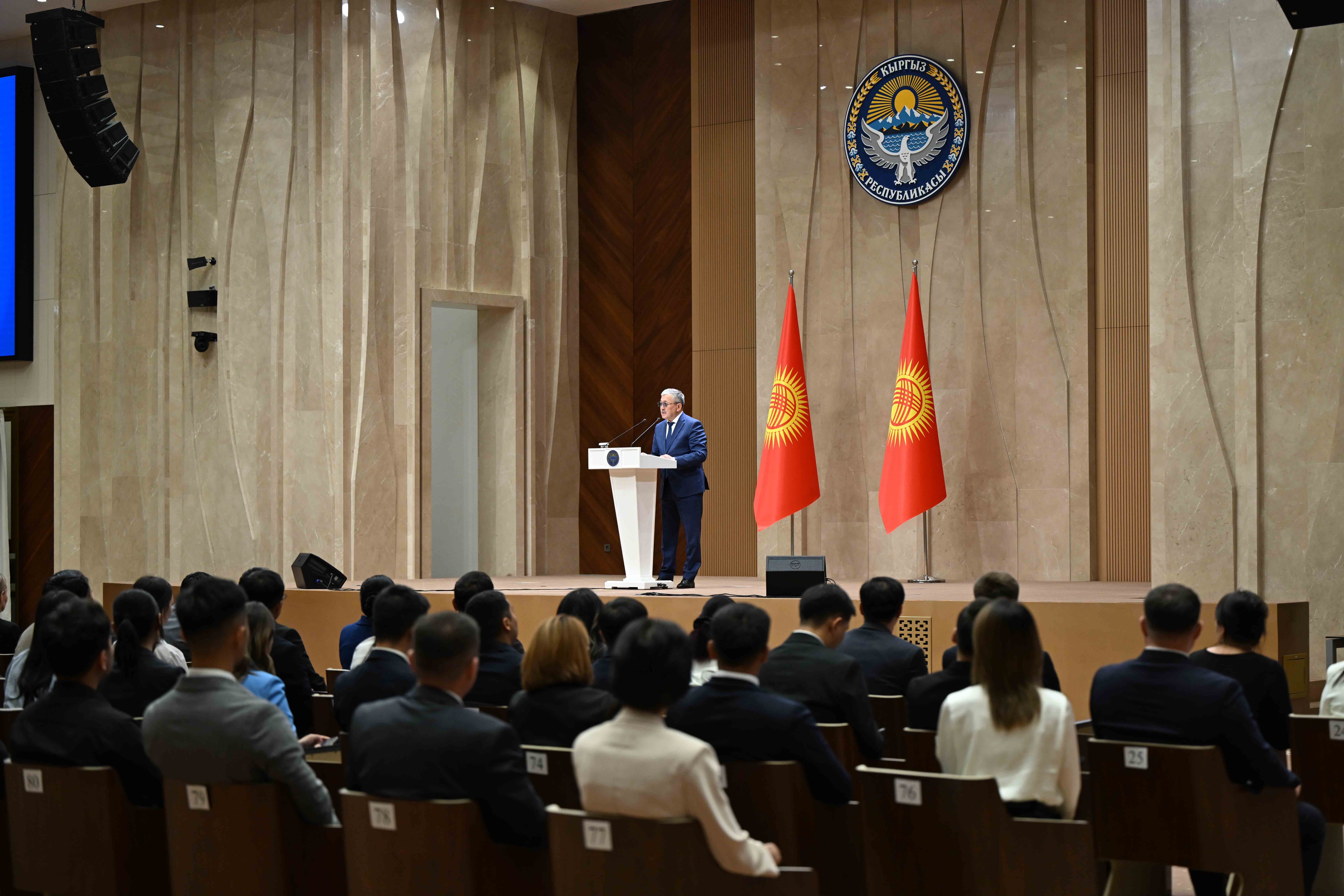 Кыргыз Республикасынын Министрлер Кабинетинин Төрагасы-Президенттин Администрациясынын Жетекчиси Адылбек Касымалиев «Өкмөттүк акселераторлор» программасынын алкагында реформаларды ишке ашыруунун жыйынтыгы боюнча бир катар мамлекеттик органдардын өкүлдөрүнө ыраазычылык билдирди