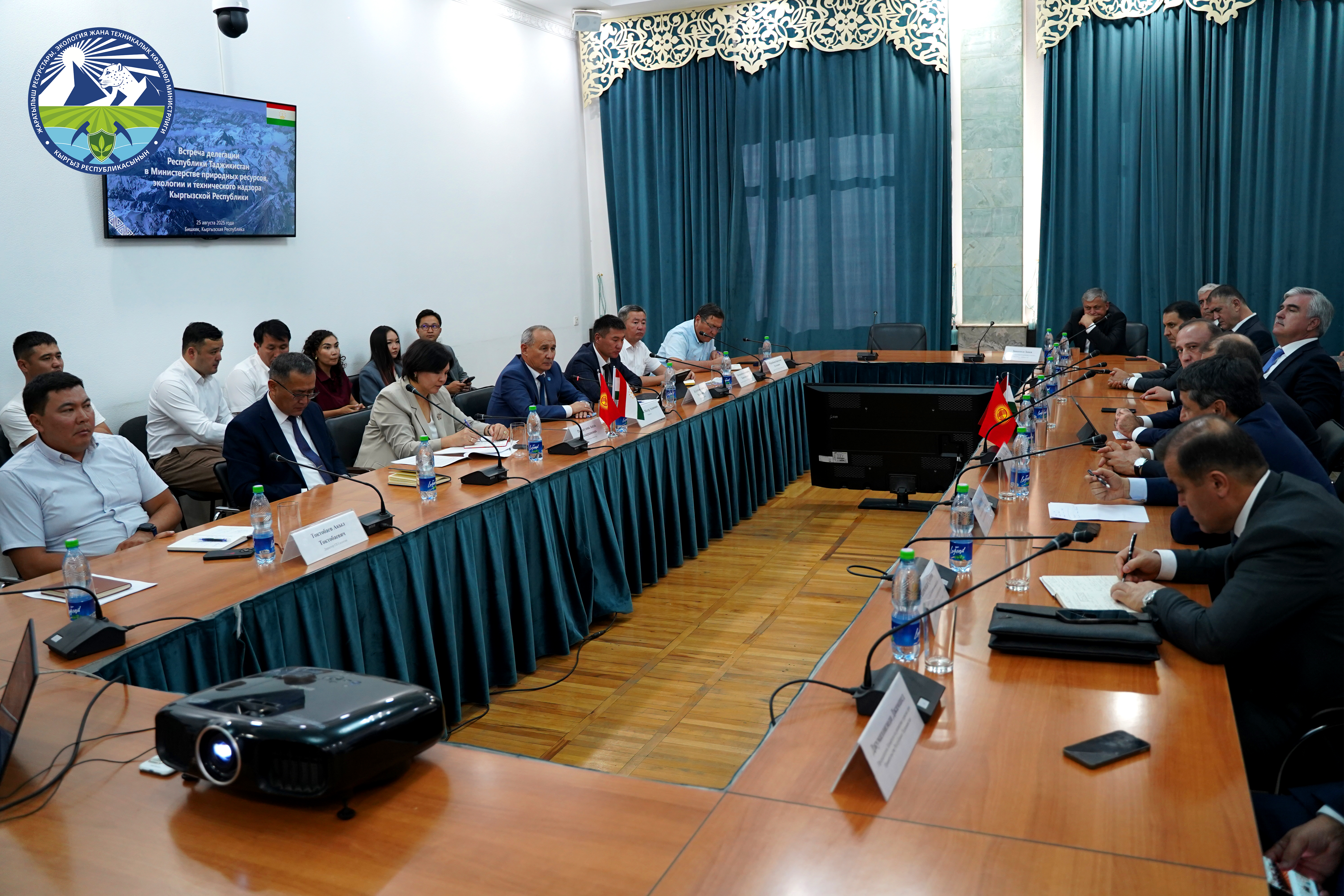Кыргыз Республикасынын Жаратылыш ресурстары, экология жана техникалык көзөмөл министри М. Машиев Тажикстан Республикасынын делегациясын кабыл алды