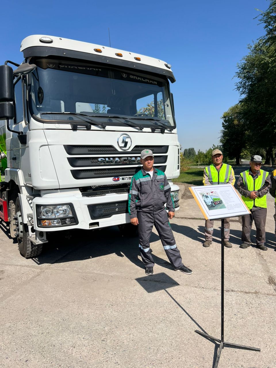 «Кыргыз Республикасында абанын сапатын жакшыртуу» долбоорунун алкагында «Бишкекжашылкурулуш» муниципалдык ишканасы шаардык ирригациялык тармакты пайдалануу жана тейлөө үчүн заманбап атайын техника алды