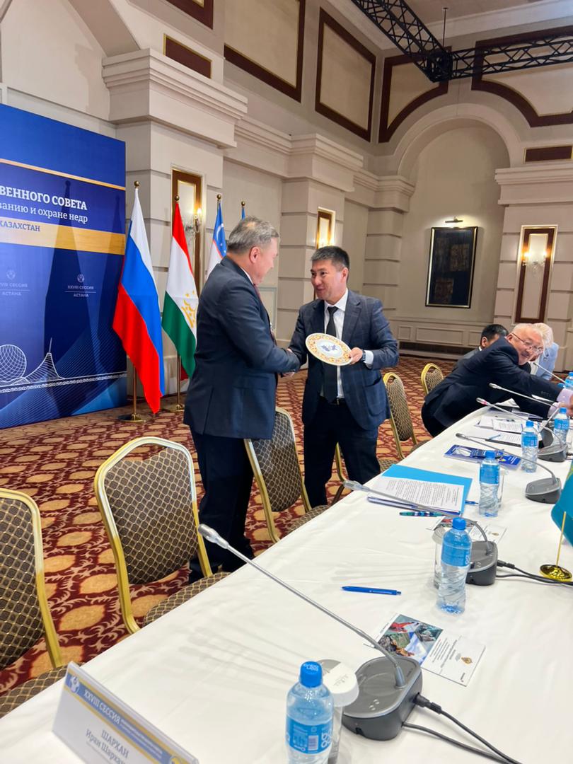 Кыргыз Республикасынын атынан М. Жусупбеков Жер казыналарын чалгындоо, пайдалануу жана коргоо боюнча Өкмөттөр аралык кеңештеги төрагалыкты Казакстан Республикасына өткөрүп берди.