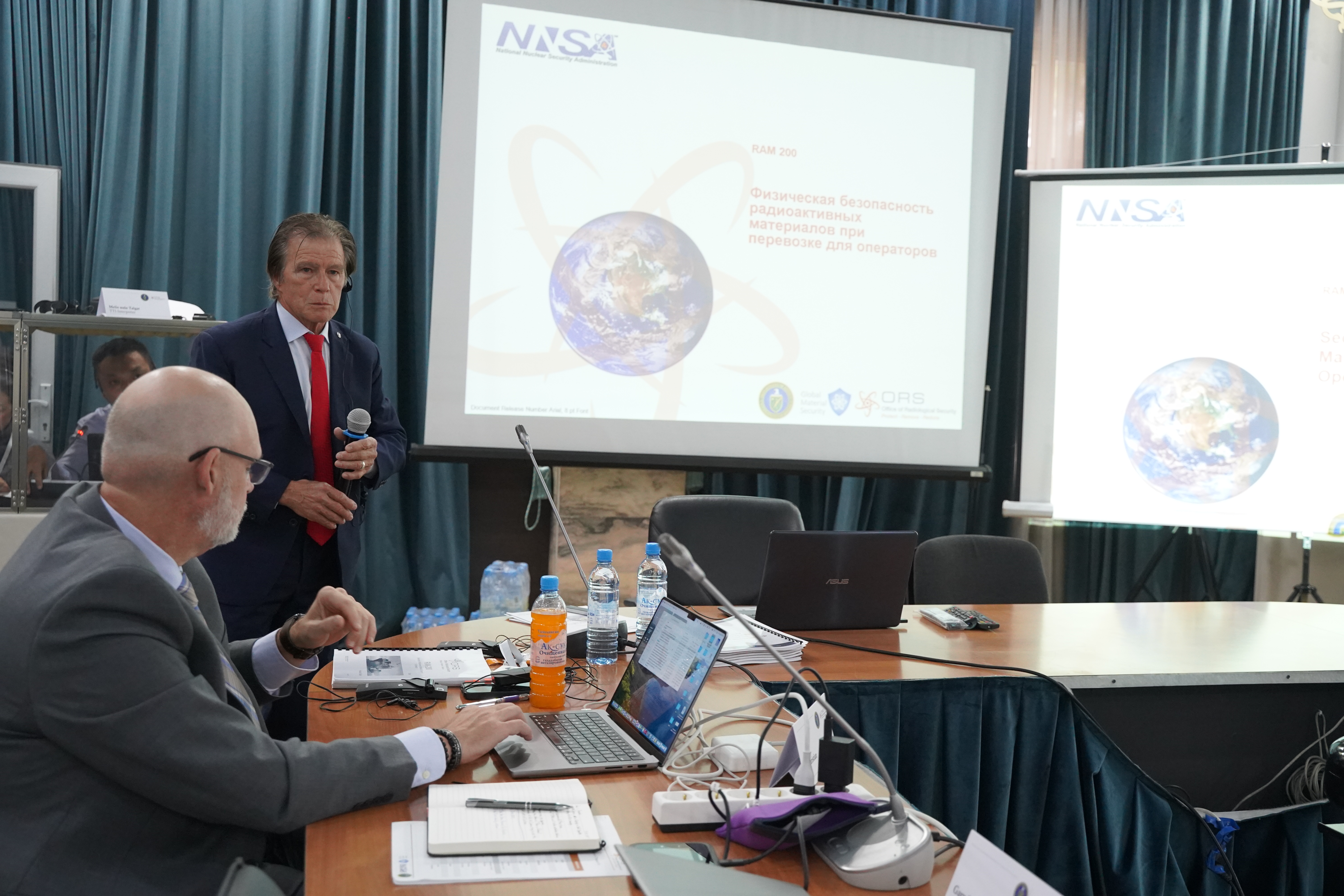 Кыргыз Республикасынын Жаратылыш ресурстары, экология жана техникалык көзөмөл министрлигине караштуу Курчап турган чөйрөнү коргоо жана экологиялык коопсуздук чөйрөсүндөгү мамлекеттик жөнгө салуу департаменти АКШнын Энергетика министрлигинин Радиологиялык коопсуздук башкармалыгы (ORNL) менен биргеликте 2025-жылдын 23-25-сентябрында «Радиоактивдүү материалдарды ташуудагы коопсуздук операторлору үчүн» (RAM 200) программасы боюнча окутуу иш-чарасын өткөрдү.