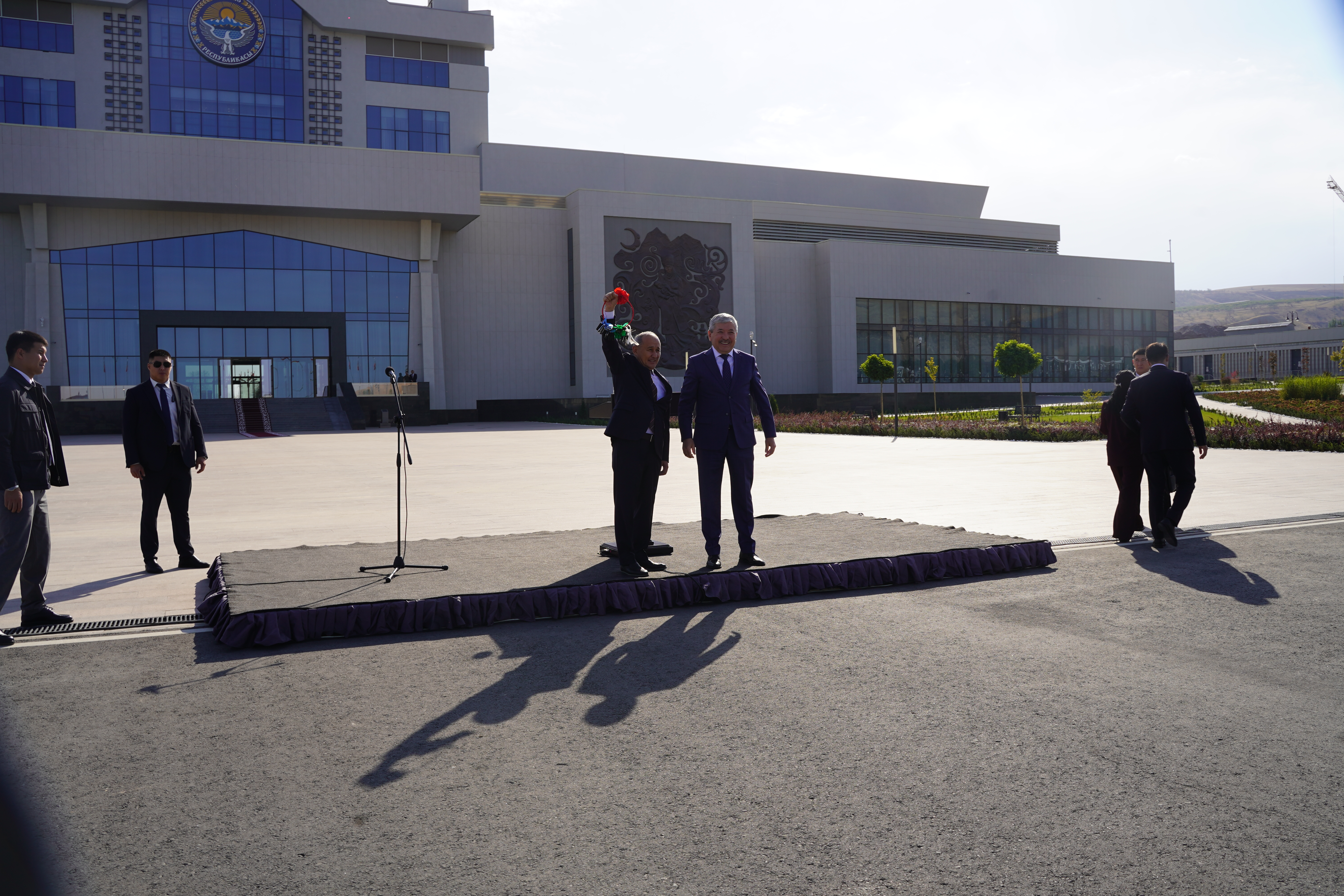 2025-жылдын 27-сентябрында Кыргыз Республикасынын Жаратылыш ресурстары, экология жана техникалык көзөмөл министрлигине (ЖРЭТКМ) атайын техника өткөрүп берүү аземи болуп өттү.