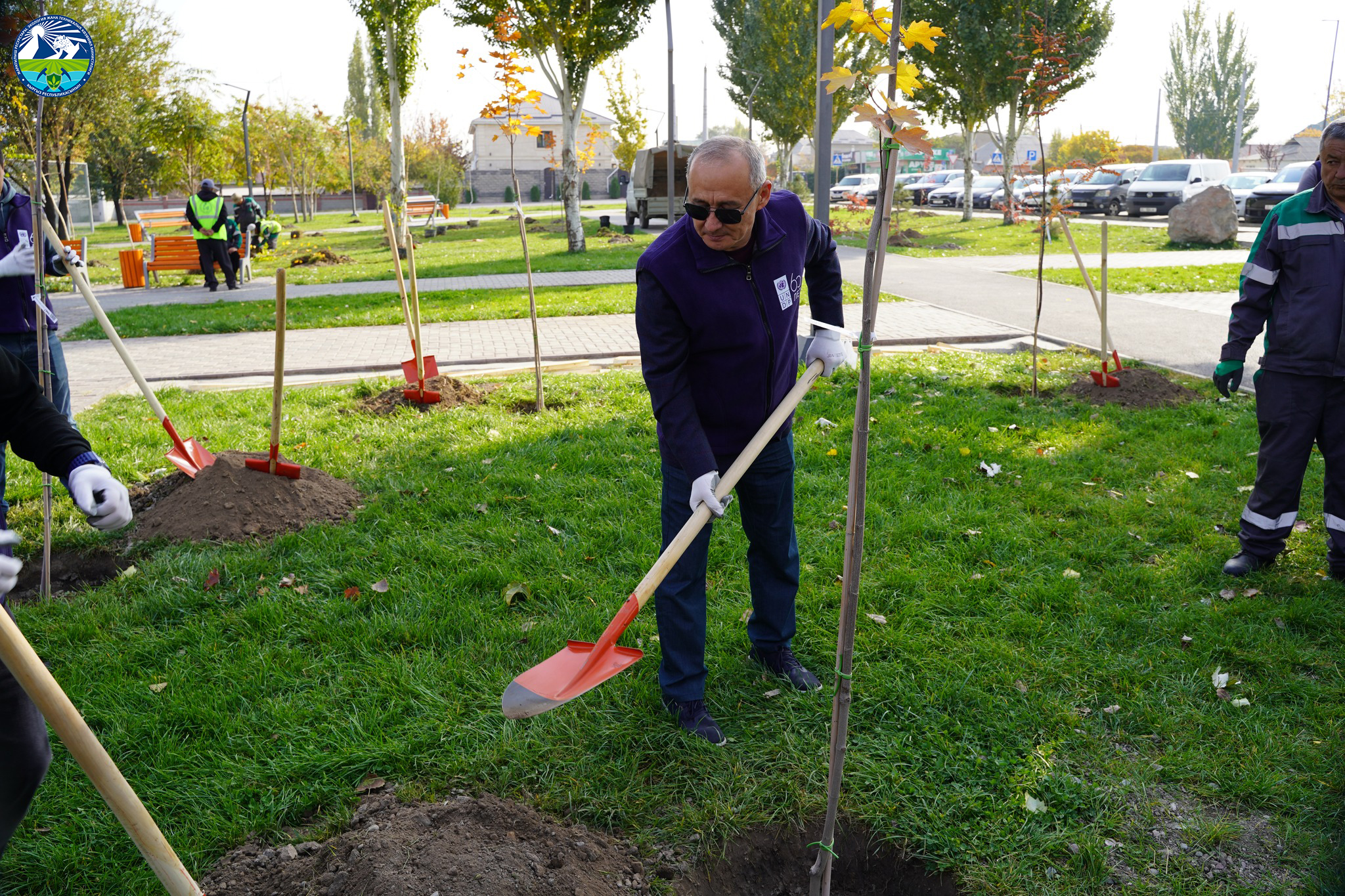 Министр М. Машиев 2025 жылдын 17 октябрында  БУУнун Өнүктүрүү программасынын (ПРООН) 60 жылдыгына арналган дарак отургузуу аземине катышты.