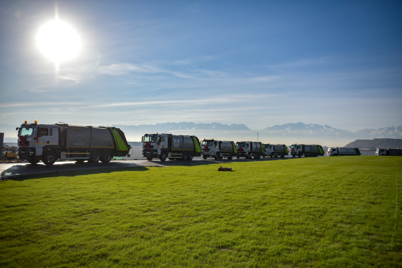 Бүгүн, 2025-жылдын 14-ноябрында, таштандыларды кайра иштетүүчү заводдо катуу тиричилик  калдыктарды   биринчи пилоттук жеткирүү болду.