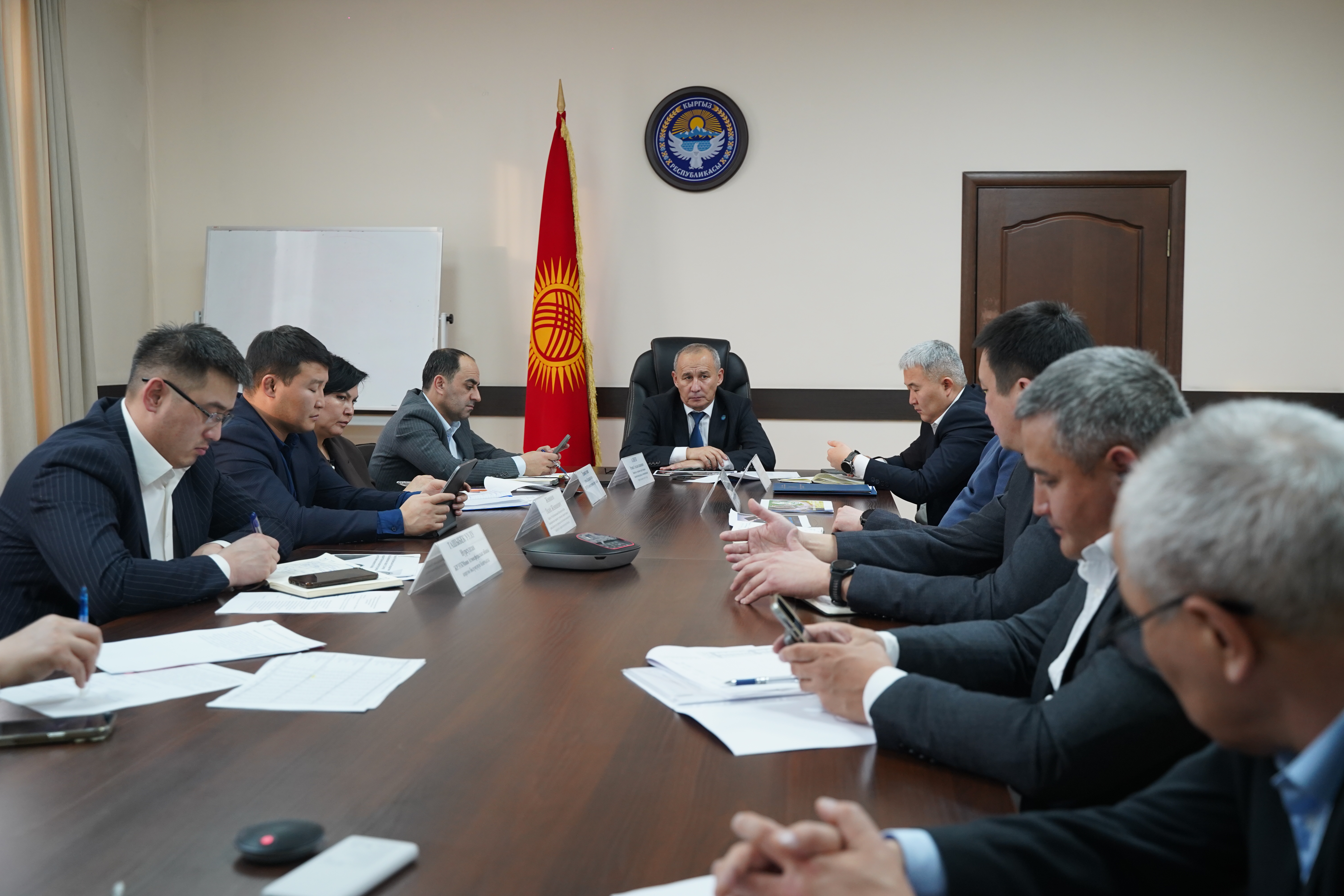 2026-жылдын 15-январда Министр М. Машиевдин жетекчилиги алдында абанын сапатын жакшыртуу боюнча ведомстволор аралык комиссиянын жыйыны өткөрүлүп, талкуу электромобиль транспортун жана анын инфраструктурасын өнүктүрүү багытында болду.