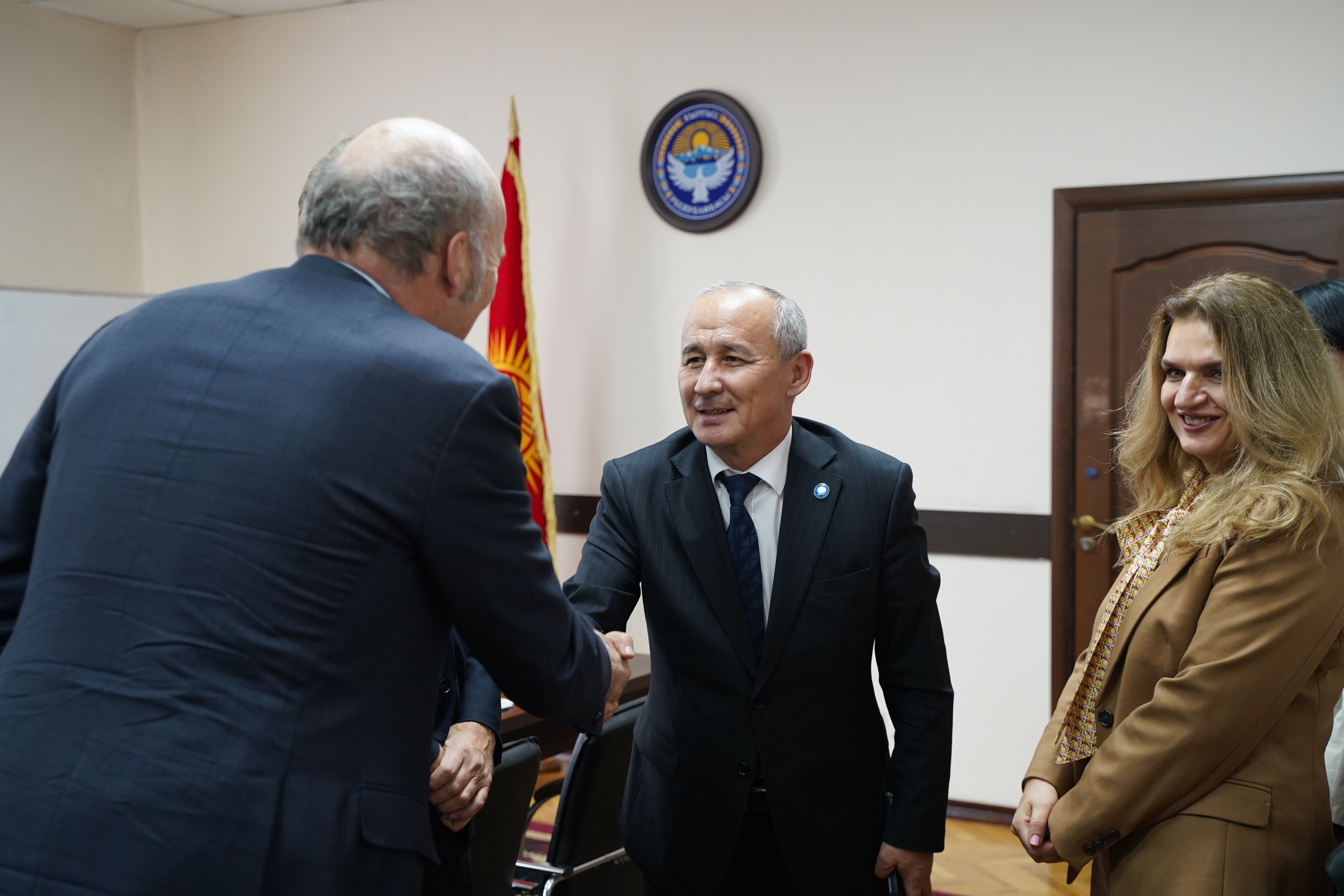 Кыргыз Республикасынын жаратылыш ресурстары, экология жана техникалык көзөмөл министри М. Машиев Кыргыз Республикасындагы Дүйнөлүк банктын өкүлчүлүгүнүн башчысы Хью Риддл менен жолугушуу өткөрдү.