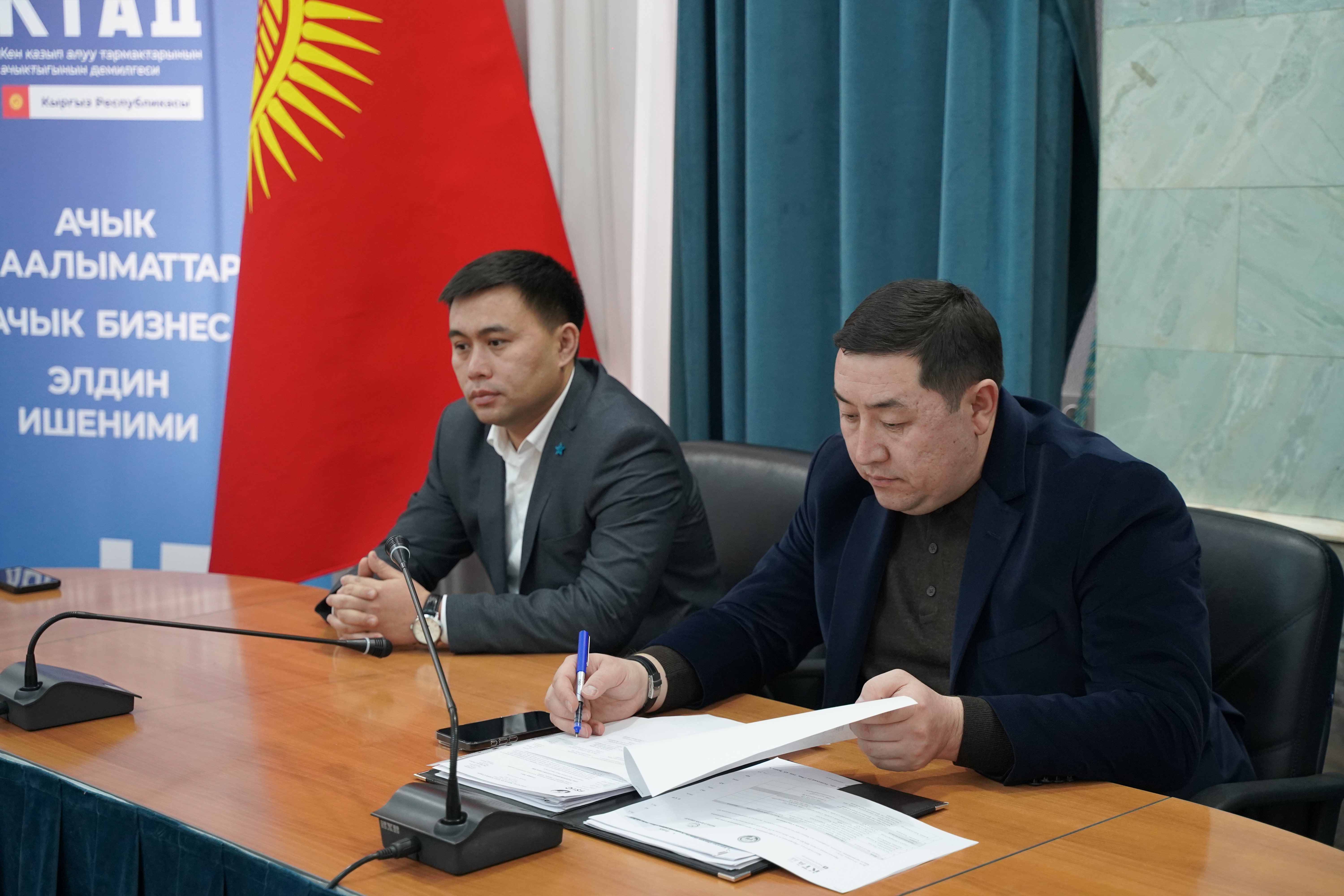 Тегерек стол: “Тоо-кен тармагындагы ачыктык жана санариптештирүү”