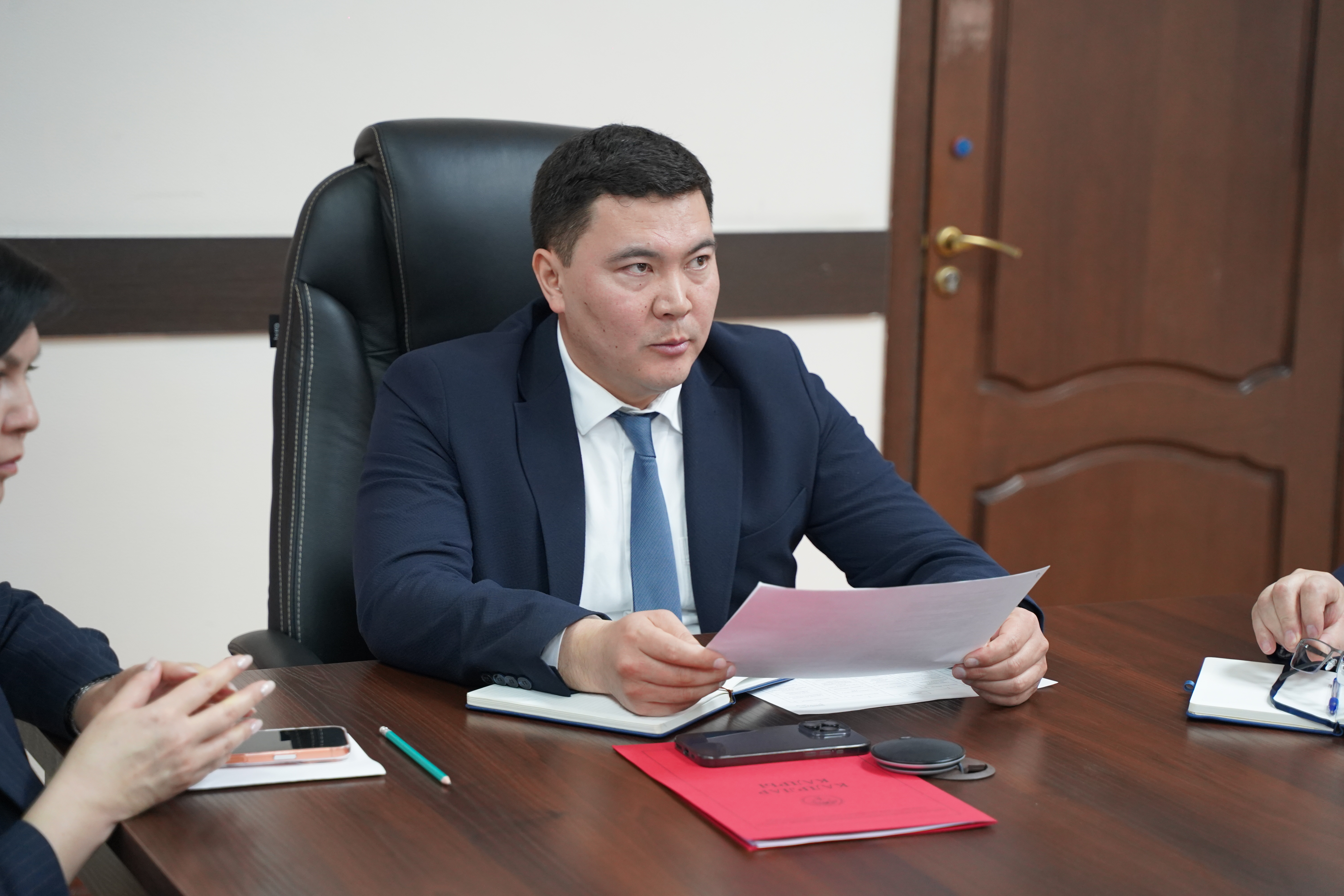 Министрдин милдетин аткаруучу А.Токтобаев биринчи таанышуу жумушчу жыйын өткөрдү.