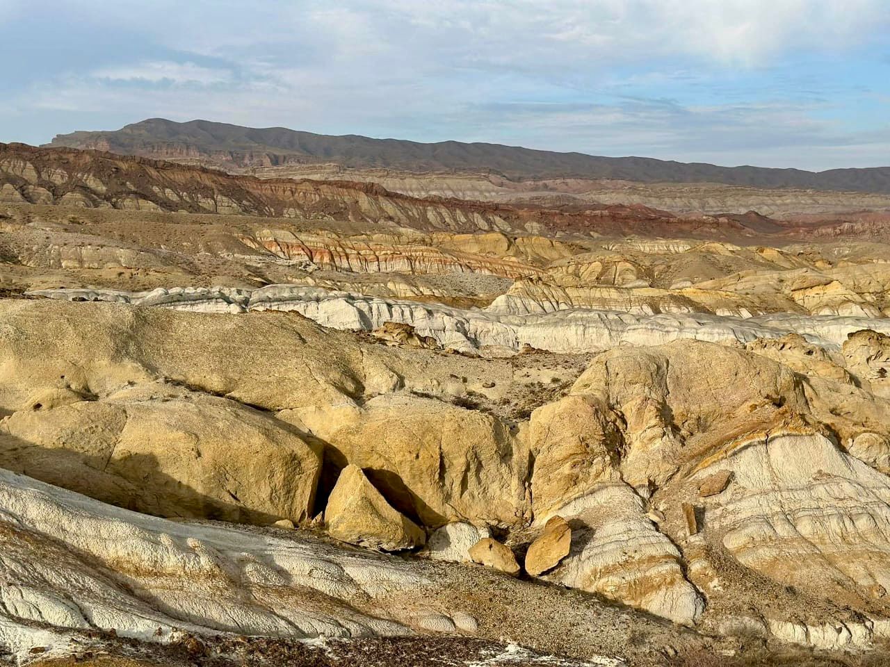 Баткен облусу: Министр Баткен облусунун уникалдуу жерлерин коргоону күчөтүүнү тапшырды.