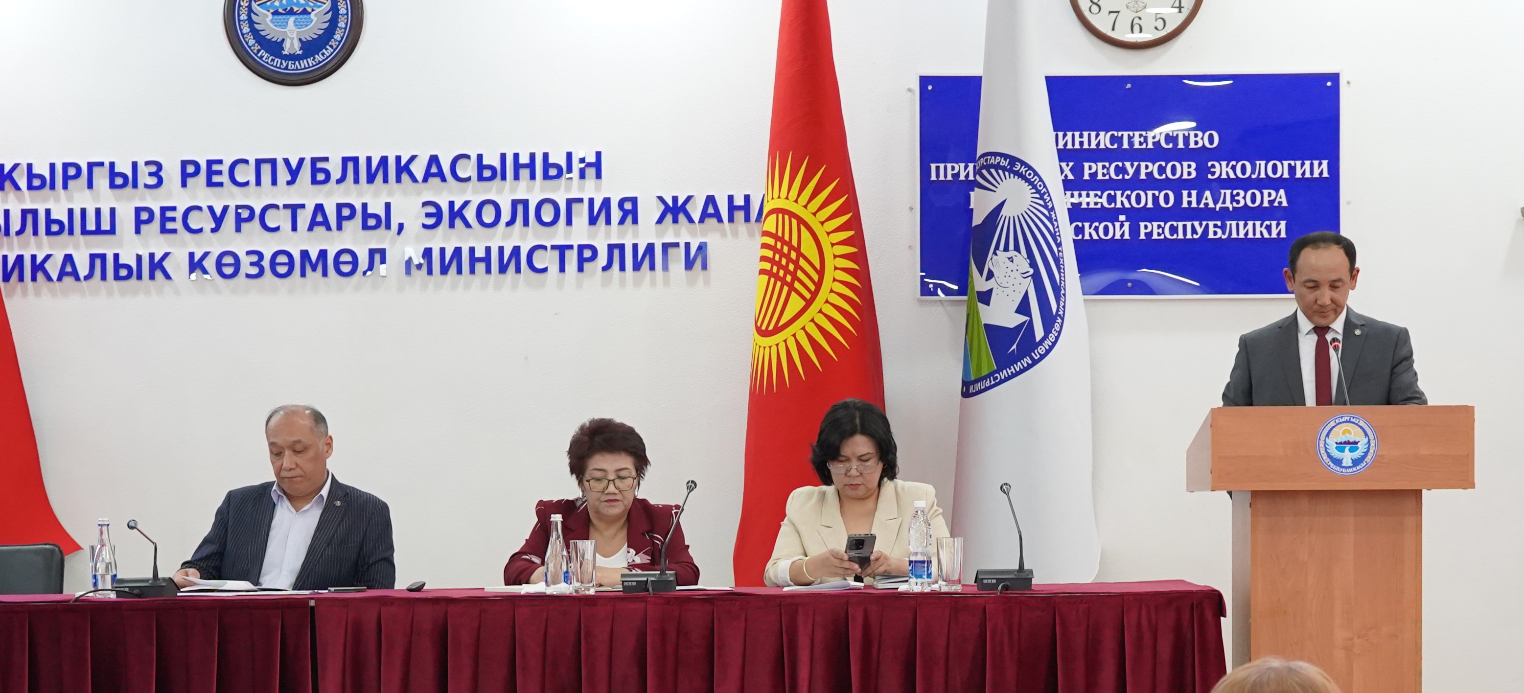 Мамлекеттик тилди өнүктүрүү маселелери министрликте талкууланды