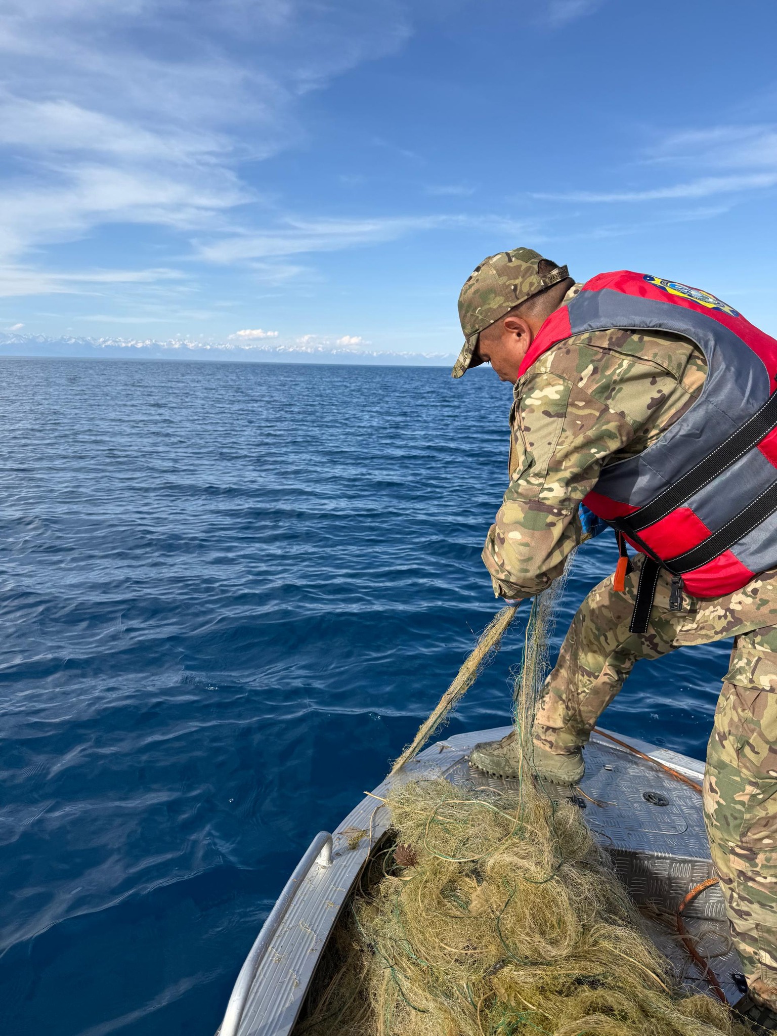 Миссия — таза Ысык-Көл: Жаратылыш министрлигинин инспекторлору көлдү тазалоо боюнча жигердүү иштерди жүргүзүүдө