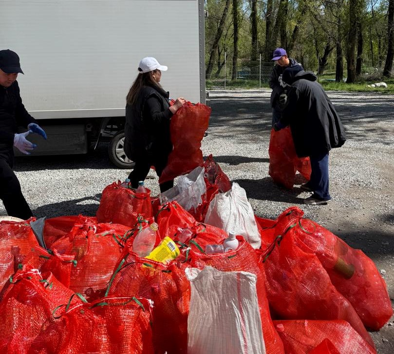 Жаратылыш ресурстары министрлигинин кызматкерлери «Сейил» паркынан чогултулган таштандыларды сорттоп, пластикти кайра иштетүүгө даярдап жатышат.