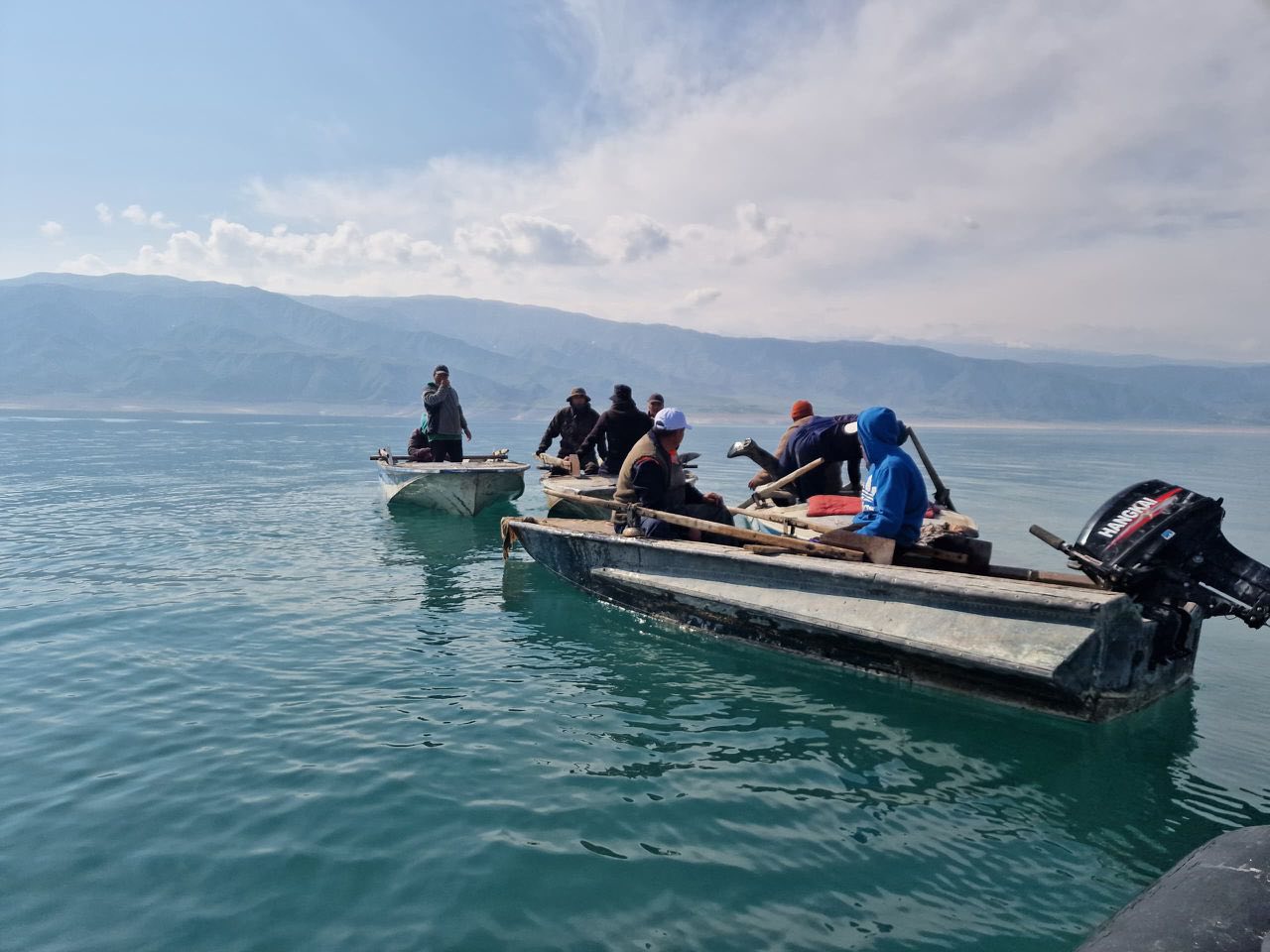 Тор коюп жаткан жеринен кармалды: Токтогул суу сактагычында браконьерликке каршы ыкчам рейд