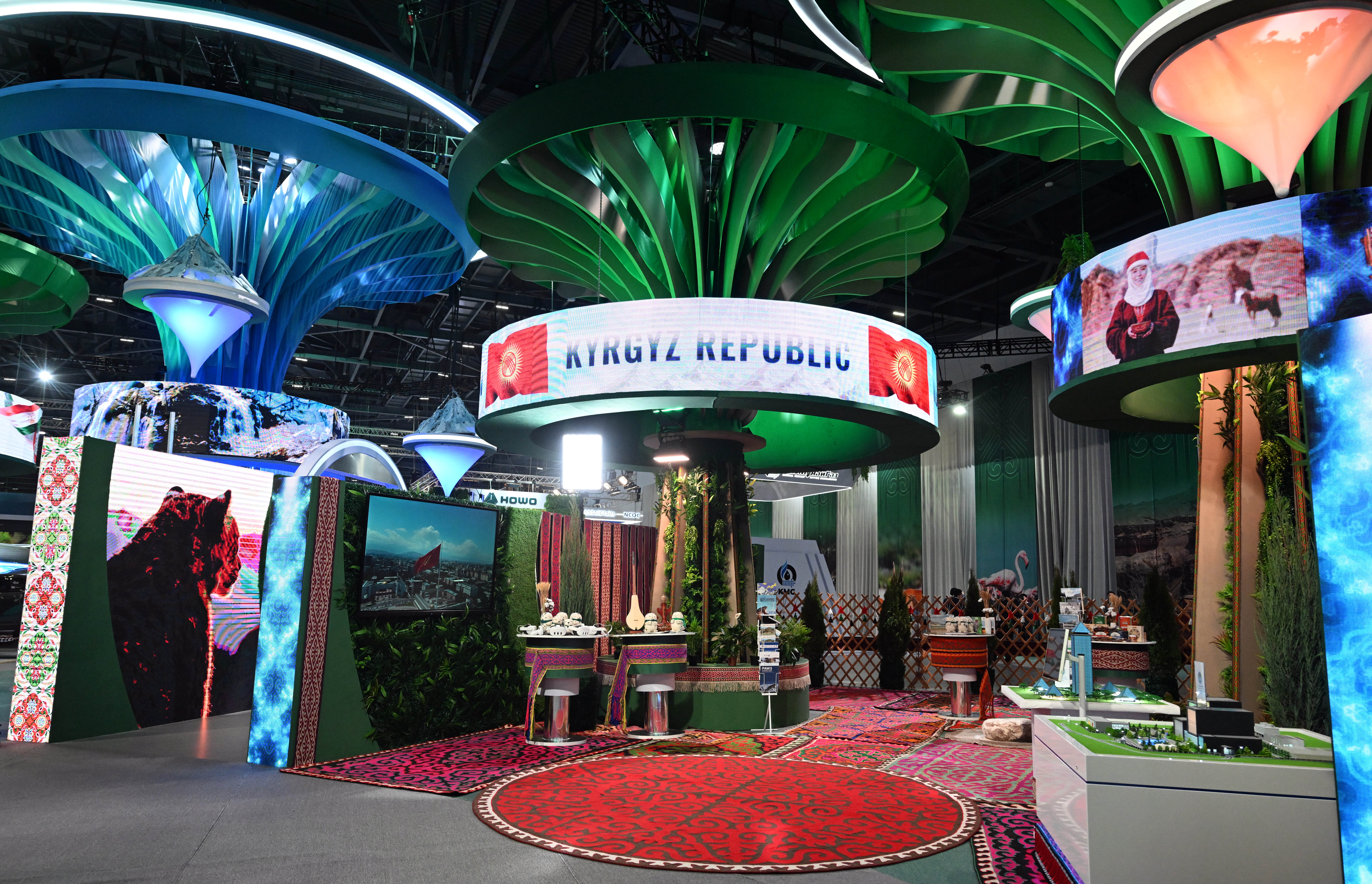 Президент Садыр Жапаров Регионалдык экологиялык саммитке келип, жашыл технологиялар көргөзмөсүн көрүп чыкты