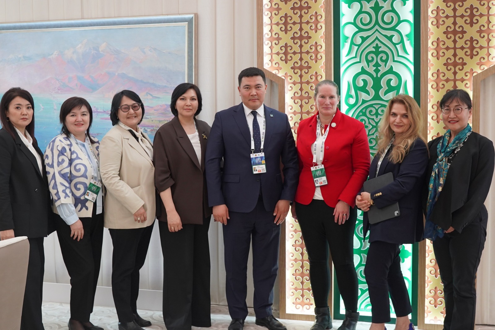 Горная повестка и сохранение биоразнообразия Заголовок: Глобальный горный саммит–2027 и защита снежного барса: Акыл Токтобаев обсудил приоритеты с Всемирным банком