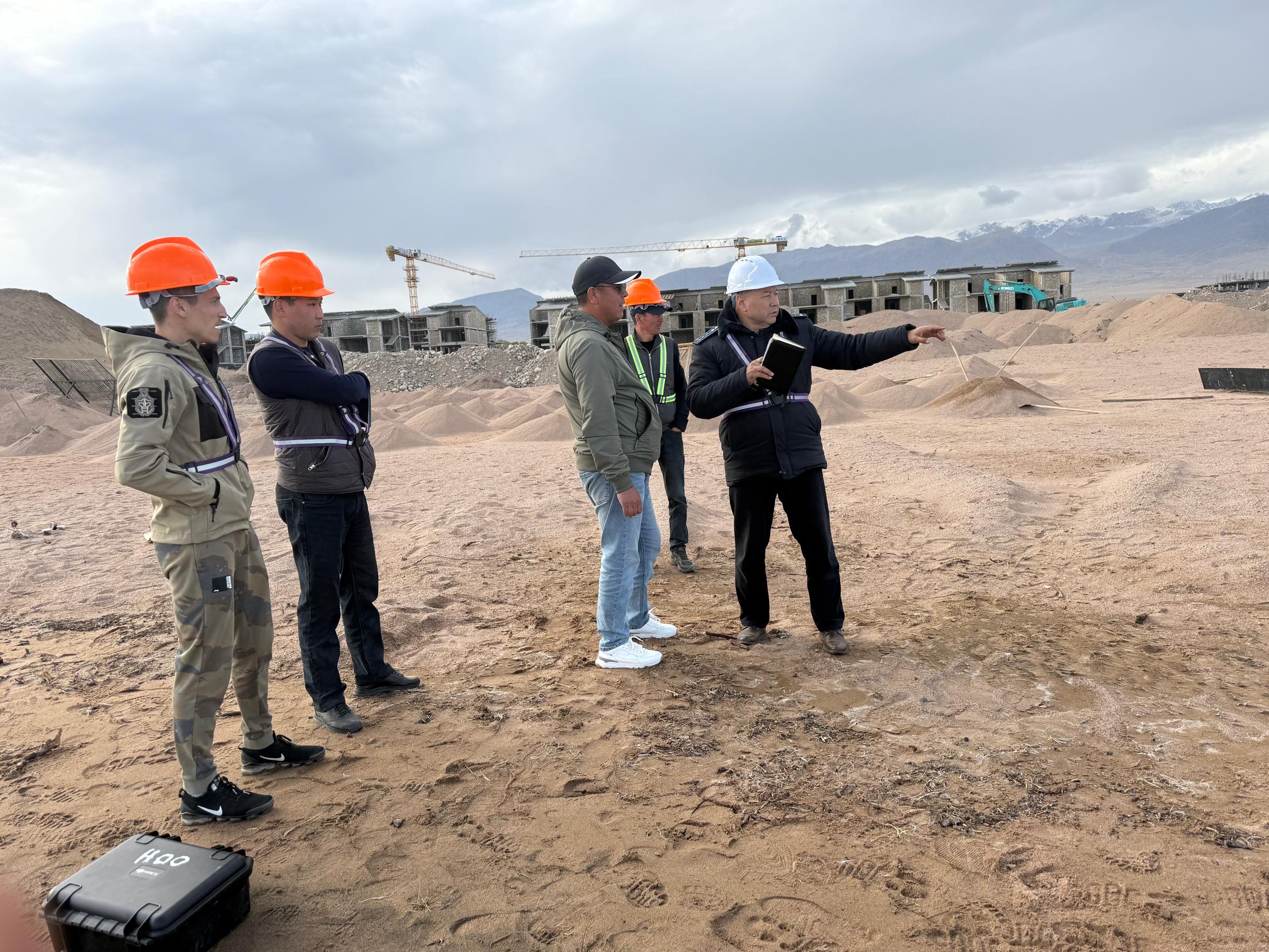 Тамчы айылында жайгашкан «Елизавета», «Урпак Резорт» жана «Авангард Стиль» курулуш компаниялары тарабынан Ысык-Көл көлүнүн акваториясына кум жана топурак төгүлүп жаткандыгы тууралуу интернет булактарында видеоматериалдар жарыяланган.