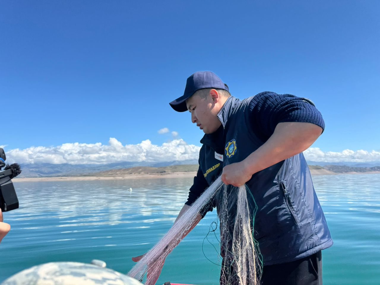 «Таза акватория — жалпы мурас: Жаратылыш ресурстары министрлиги Токтогул суу сактагычында масштабдуу браконьерликке каршы рейд өткөрдү»