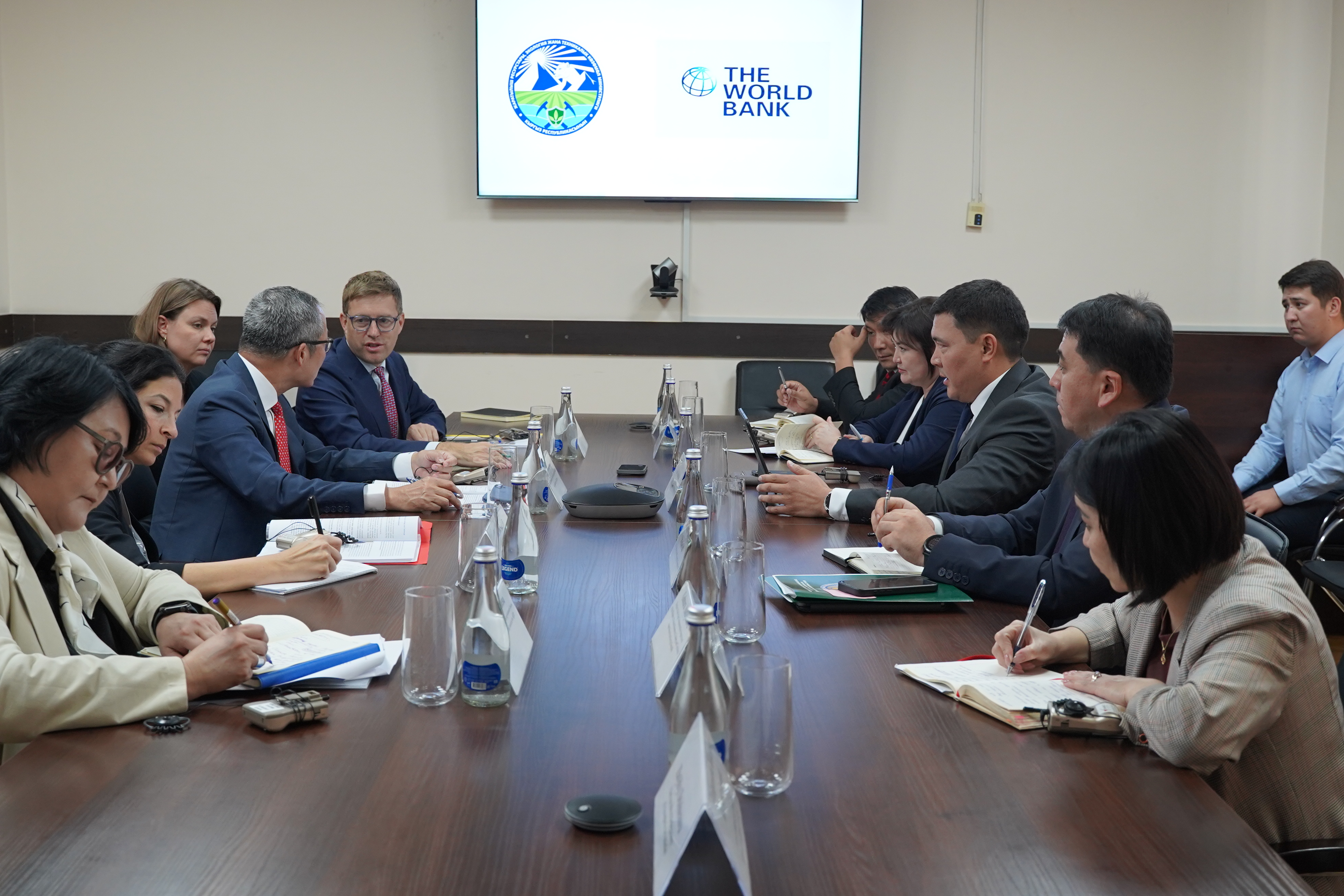 Жаратылыш ресурстары, экология жана техникалык көзөмөл министри Акыл Токтобаев Дүйнөлүк банктын «Планета» багыты боюнча вице-президенти Гуанчжэ Чэнь мырза менен жолугушту