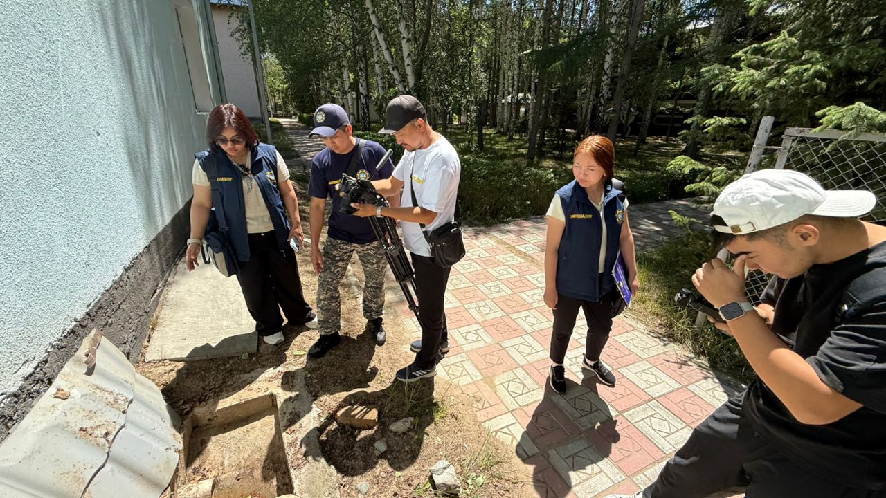 Бостери айылындагы “Мүрөк” пансионатында ачык калган канализациялык люктар табылып, алардын айрымдары таштандыга толуп кеткен. Бул боюнча Жаратылыш ресурстары министрлигине караштуу Экологиялык жана техникалык көзөмөл кызматынын рейддик иш чарасы убагында белгилүү болду