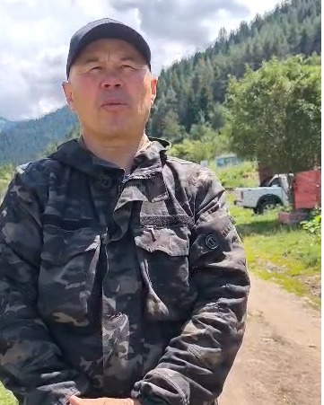 “Чоң-Кемин” мамлекеттик жаратылыш паркынын токойчусу Нурлан Тилешалиев күн сайын 50-100 метр аралыкта каман, бугу, элик, коен, түлкү сыяктуу жаныбарлар менен бетме-бет чыгаарын айтат