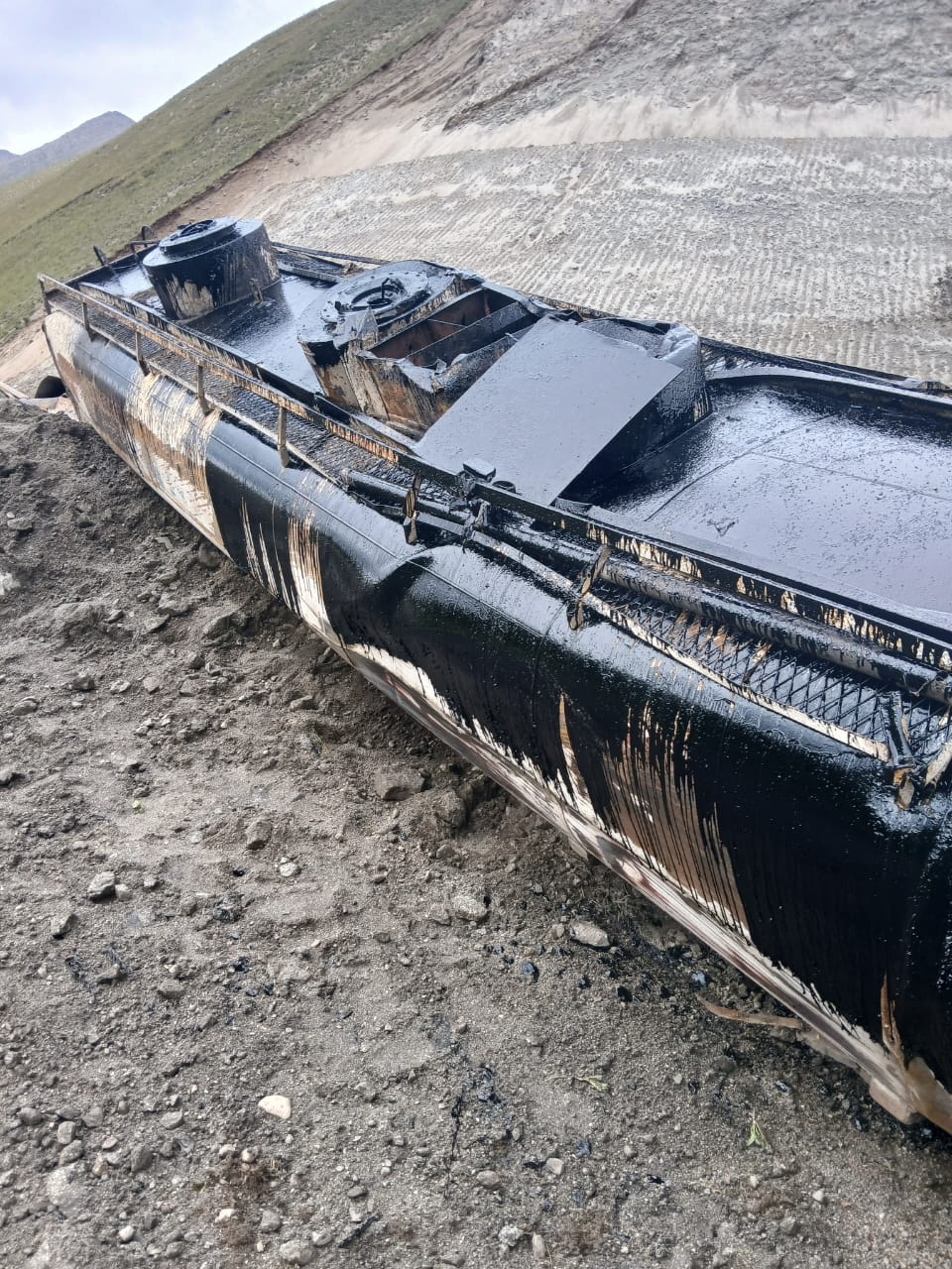 В связи с разливом мазута, произошедшим в результате дорожно-транспортного происшествия в Суусамырской долине, инспекторами Чуйского регионального управления Службы экологического и технического надзора при Минприроде проведено обследование участка на 205-м километре автодороги Бишкек–Ош
