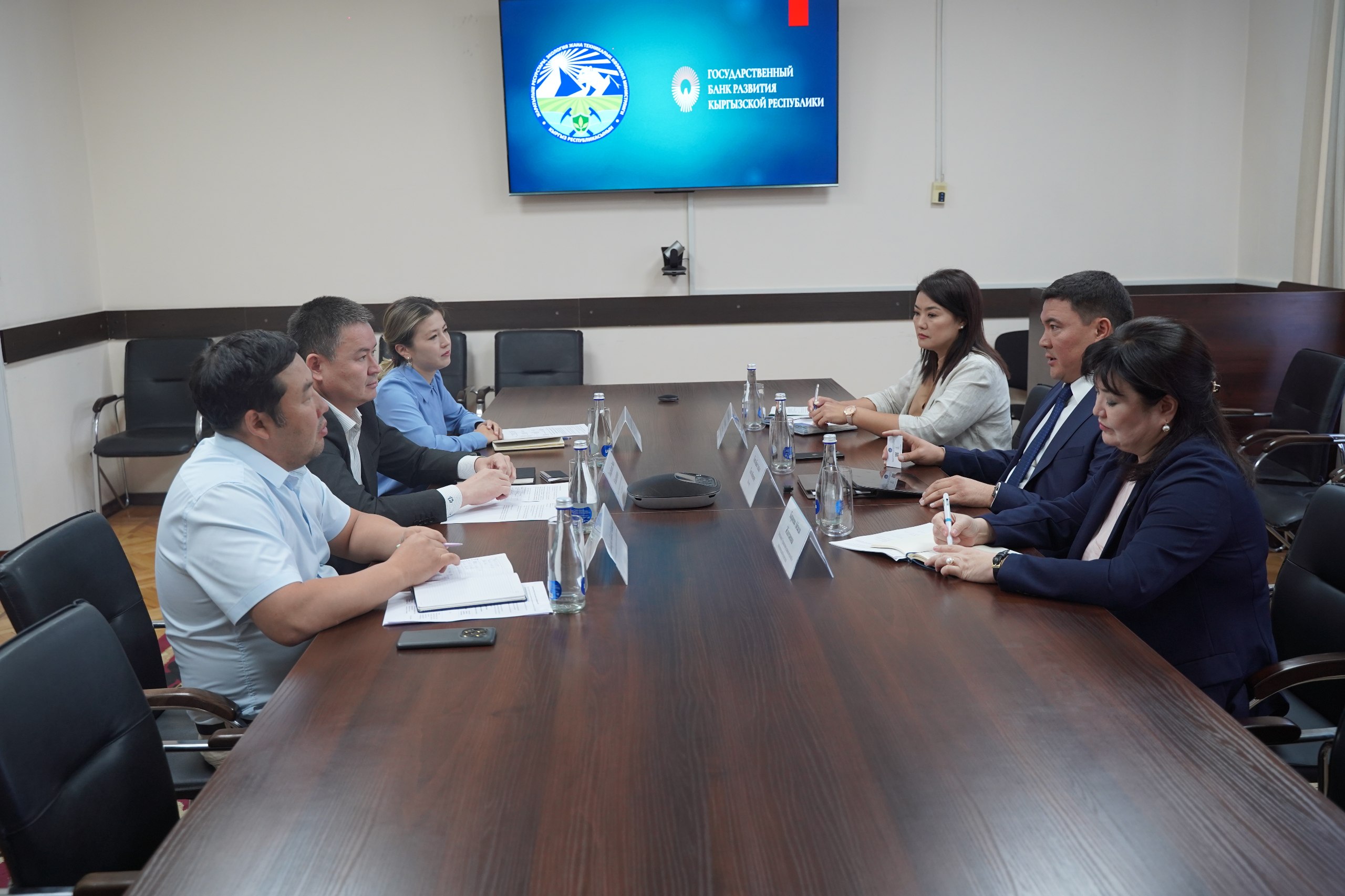 Жаратылыш ресурстары, экология жана техникалык көзөмөл министри Акыл Токтобаев Кыргыз Республикасынын Мамлекеттик өнүктүрүү банкынын жетекчилиги менен жолугушуу өткөрдү. Жолугушууда Банкты Жашыл климаттык фондго (ЖКФ) аккредитациялоонун келечегине өзгөчө көңүл бурулду.