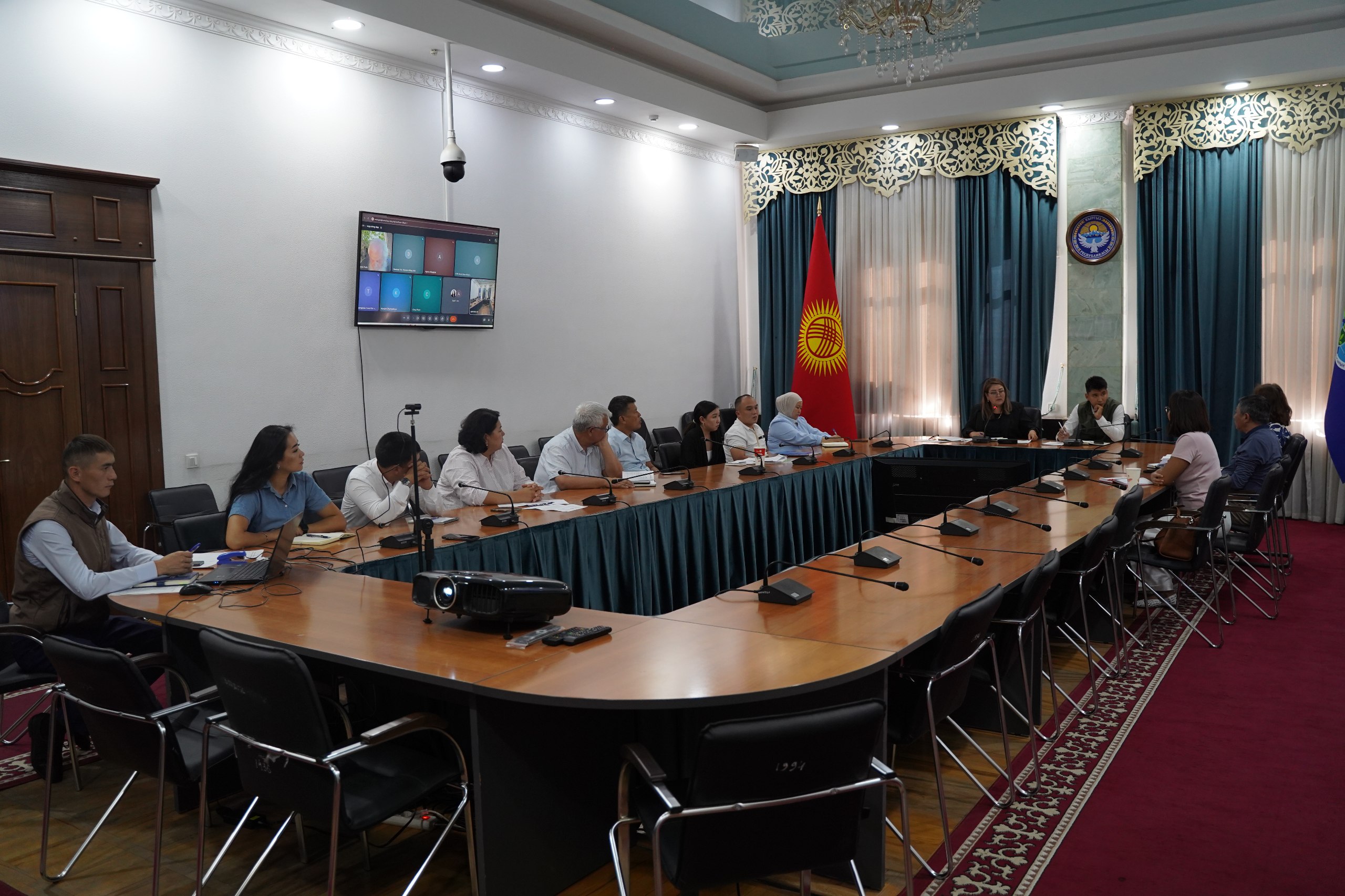 Жаратылыш ресурстары, экология жана техникалык көзөмөл министрлигинде Кыргыз Республикасында калдыктарды башкаруу боюнча мамлекеттик программаны иштеп чыгуу боюнча Ведомстволор аралык жумушчу топтун биринчи жолугушуусу гибриддик форматта өттү