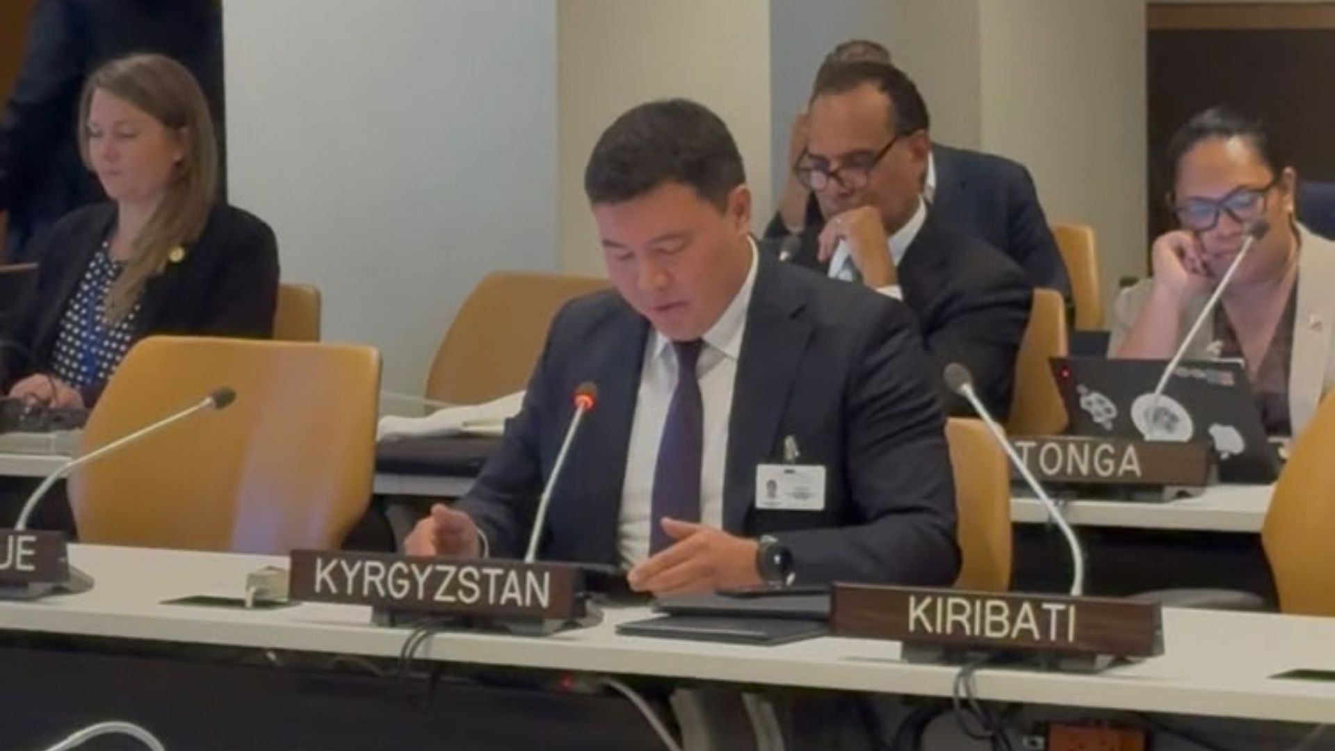 2026-жылдын 23-сентябрында Кыргыз Республикасынын жаратылыш ресурстары, экология жана техникалык көзөмөл министри Акыл Токтобаев Бириккен улуттар уюмунун Башкы Ассамблеясынын 81-сессиясынын алкагында Нью-Йорк шаарында өткөн Климаттык жактан аялуу өлкөлөр форумунун (Climate Vulnerable Forum, CVF) лидерлеринин төртүнчү жыйынына катышты.