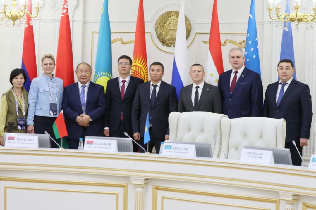Жаратылыш ресурстары, экология жана техникалык көзөмөл министрлигинин делегациясы Беларусиянын борбору Минск шаарында Көз карандысыз Мамлекеттер Шериктештигине (КМШ) мүчө мамлекеттердин жер казынасын чалгындоо, пайдалануу жана коргоо боюнча Өкмөттөр аралык кеңешинин XXIX сессиясына катышууда.